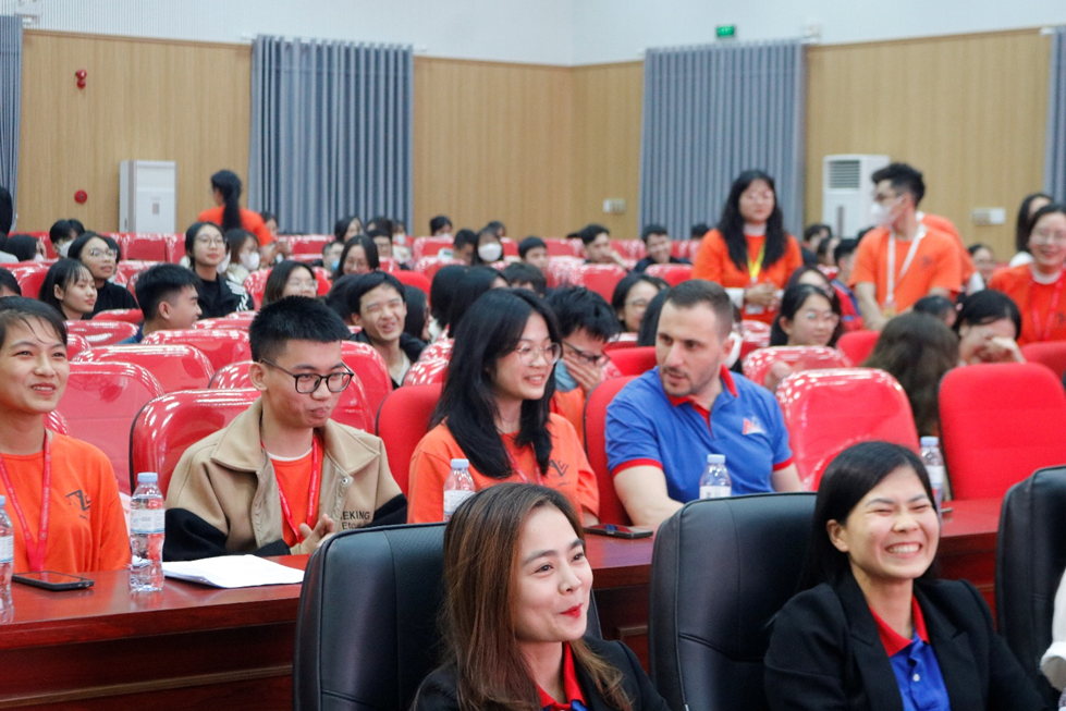 A group of people sitting in a lecture hall

Description automatically generated